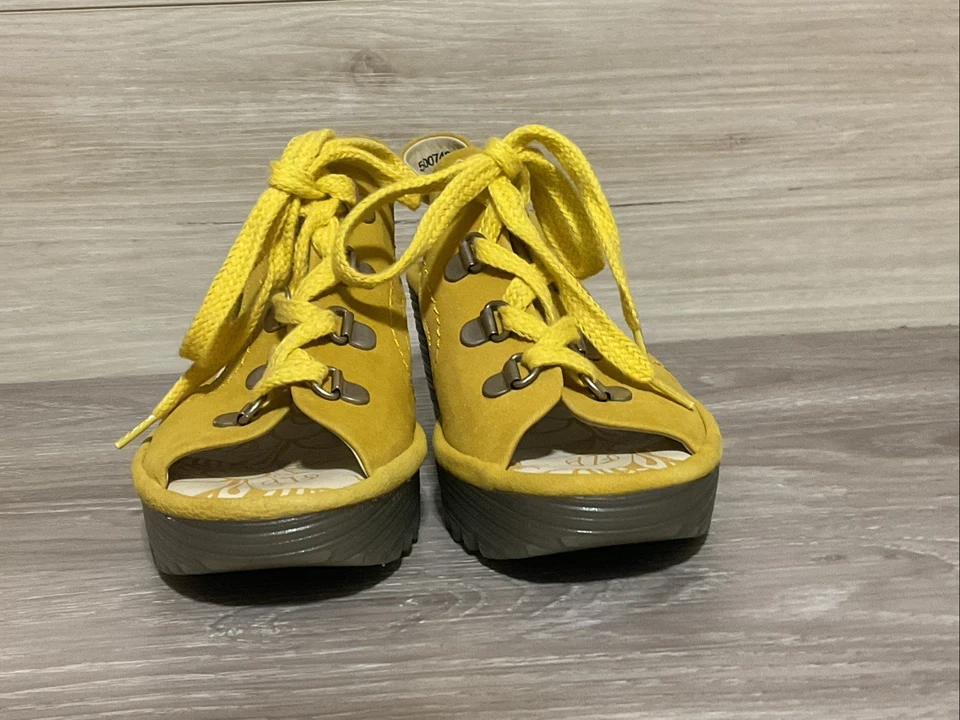 Sandalias de cuña Fly London Ylfa para mujer de gamuza amarilla mostaza con cordones talla 37 6,5-7 Foto 3 de 4