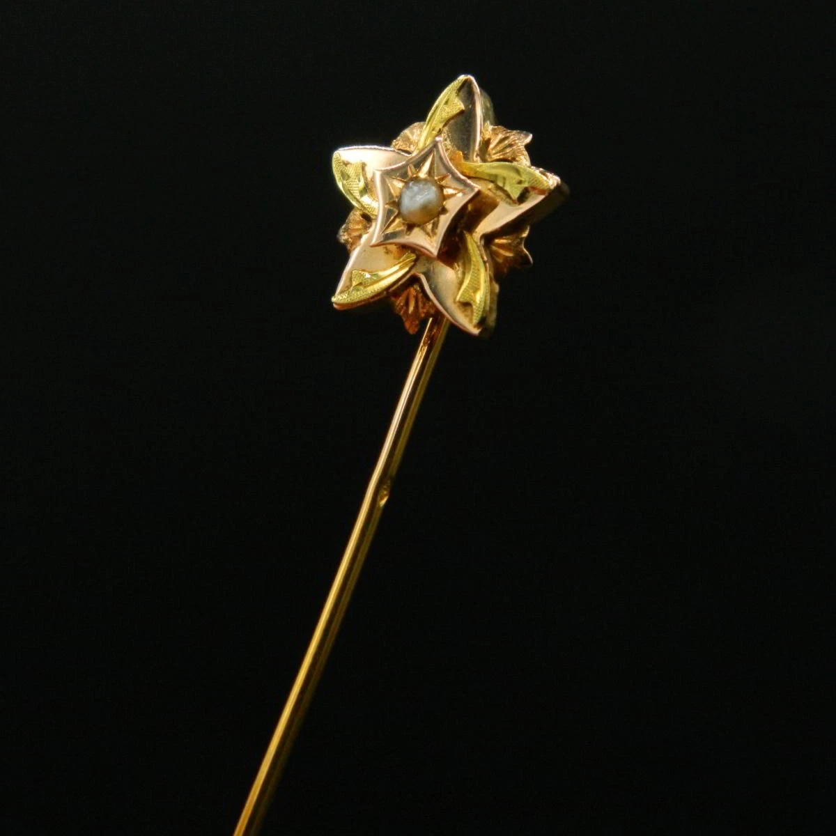 broche couleur or ancien bijou vintage fleur relief ajouré