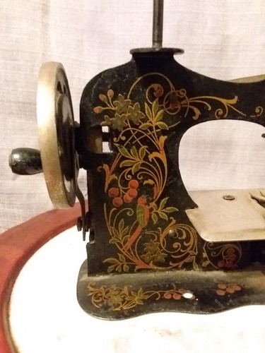 Vintage Tole Painted German Eagle Key Childs Toy Sewing Machine w/Hand Crank - Picture 2 of 19