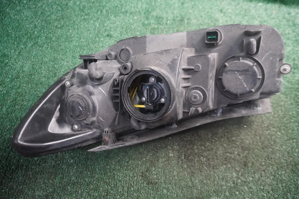 2010 2011 2012 HYUNDAI SANTA FE PASSENGER SIDE HEAD LIGHT OEM 921020WXXX - Image 2 of 3