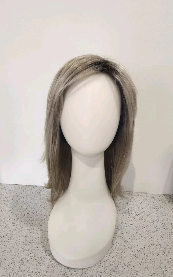 Peluca en capas Hope de Henry Margu corona monofilamento 10/613GR limitada rubia ceniza clara Foto 3 de 4