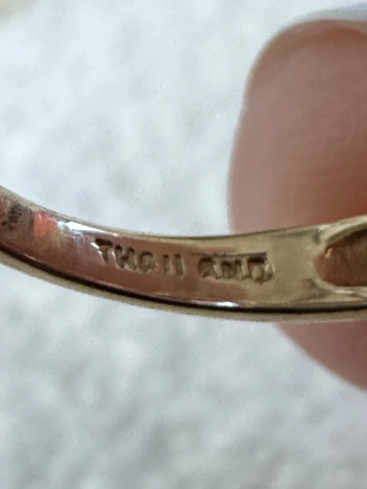 10K gold ring with a large, oval-shaped amethyst gemstone. Ring size possibly 6. - Image 4 of 4