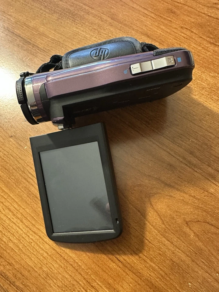 Hp Camcorder t250 Touch Screen PLEASE READ for parts or Repair - Image 2 of 3