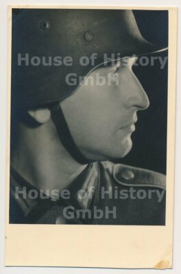 121312, Portraitfoto Heer, Soldat mit Stahlhelm M-35, Feldbluse M-36, Prag 1944