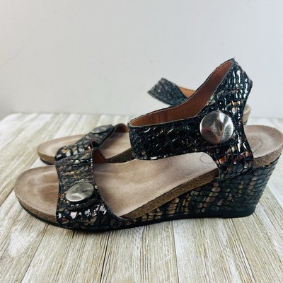 Taos Women's Carousel Wedge Sandal 38 7 Snakeskin Leather Grey Comfy Shoes