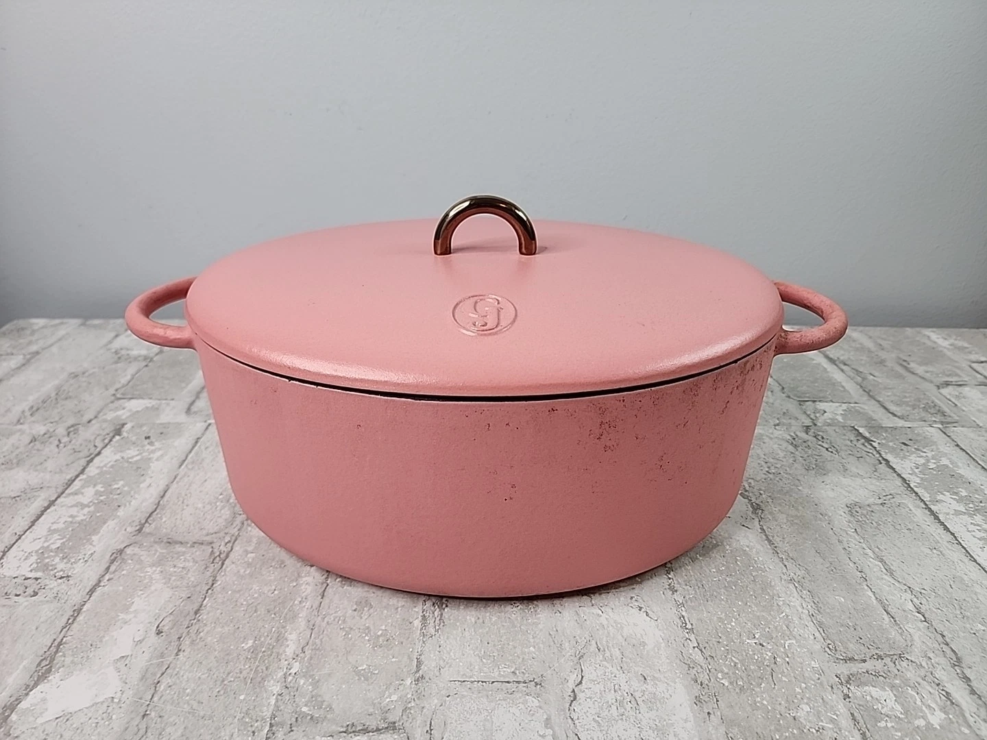 Great Jones The Duchess Dutch Oven 6.75 Qt Enameled Cast Iron Pink Taffy w/ Lid