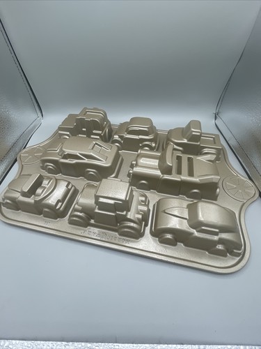 Autos Kuchenpfanne Nordic Ware Backgeschirr macht 8 Einzelautos.