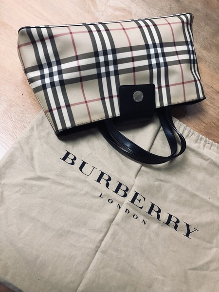 100 % AUTHENTIC BURBERRY HANDBAG NEAR NEW CONDITION