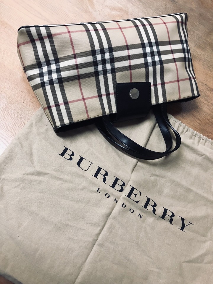100 % AUTHENTIC BURBERRY HANDBAG NEAR NEW CONDITION