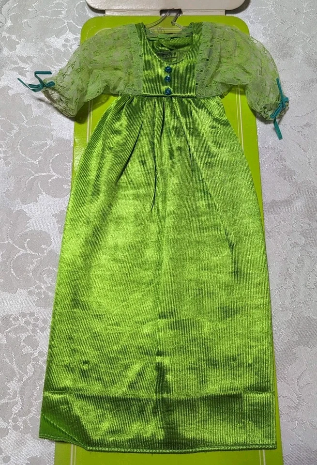 De Colección Crissy Moda Muñeca Conjunto VESTIDO VERDE Ideal Estampado en Hong Kong Foto 2 de 4