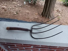 VINTAGE RUSTIC 4 TINE FORK PRONG HAY FORK PRIMITIVE FARM TOOL HEAD