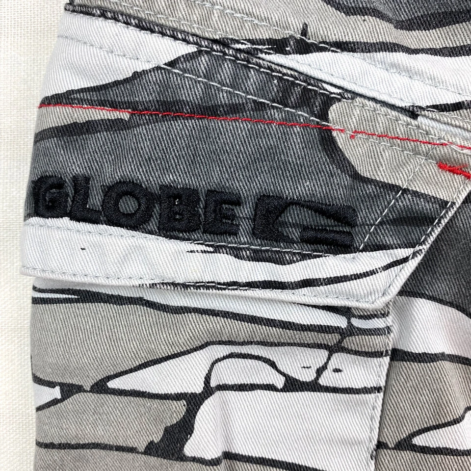 Pantalones Cortos Callejeros Marca Globe Gris Estampado Geo Camuflaje Talla 38 Skate Foto 3 de 4