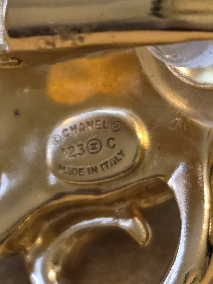 Brincos Chanel 23C ouro listras brancas clipe de resina logotipo CC pendurado gota declaração - Imagem 2 de 4