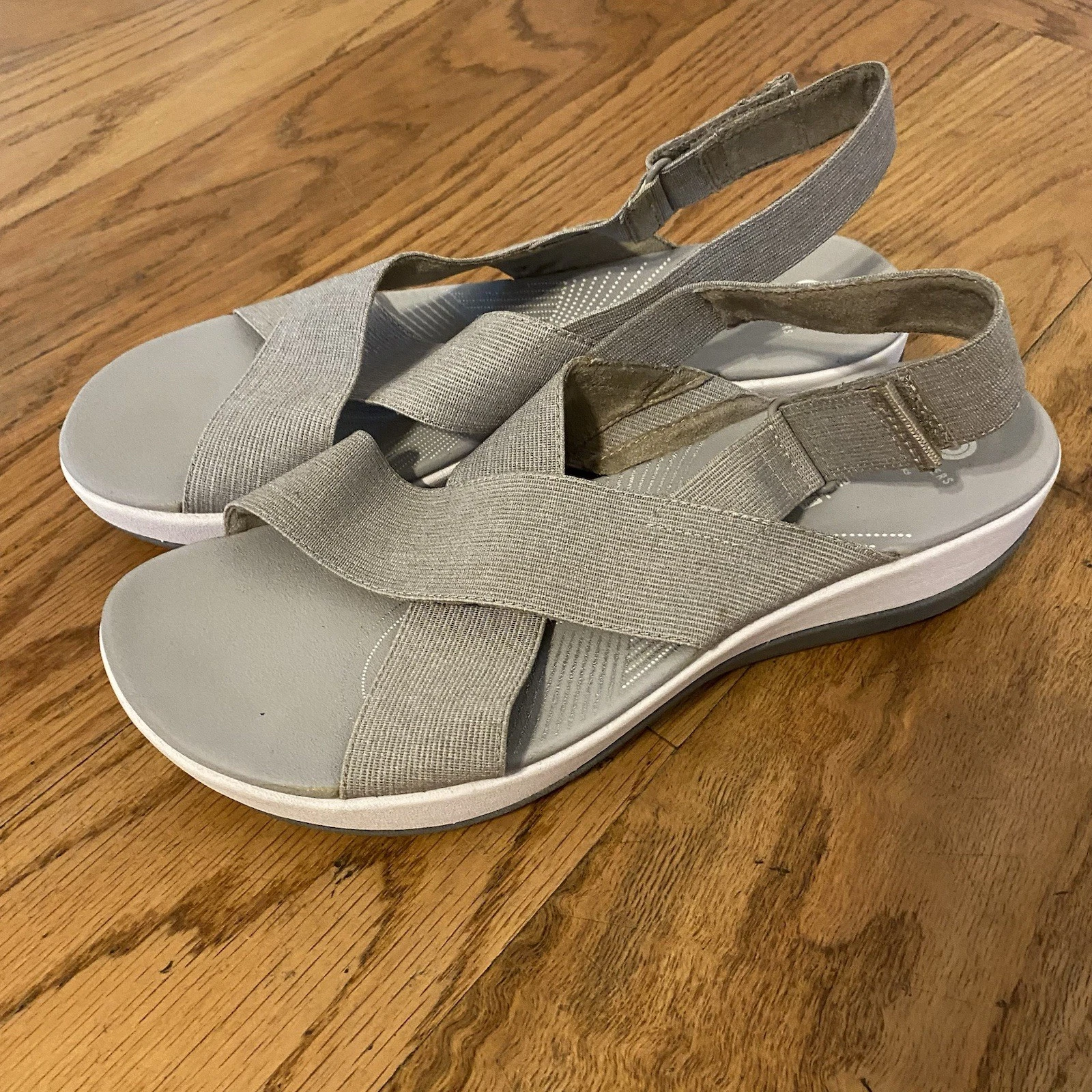 Sandali Clarks Cloudsteppers donna taglia 11M grigio marrone elasticizzato cinturino regolabile