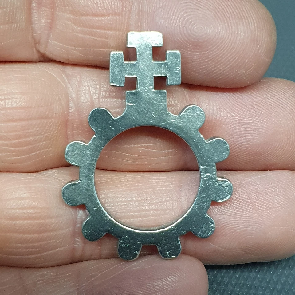 BIJOU RELIGIEUX - AUTHENTIQUE DIZAINIER ANCIEN EN ALUMINIUM #50 - Photo 2/2