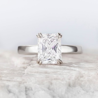 14K Gold IGI, E/VS2, 2.50 CT Radiant Lab Grown Diamond Engagement Ring For Woman