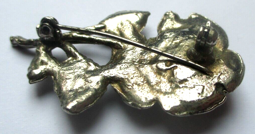 Broche Vintage Ancienne - Relief Finement Gravé - Couleur Vieil Or - Patinée Par Le Temps