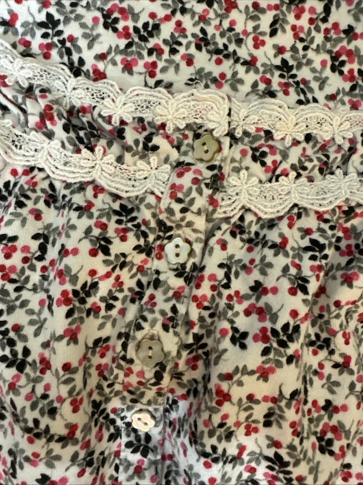 Camisón Eileen West Talla Mediana Blanco Rojo Verde Floral Arándano Manga Larga Foto 4 de 4