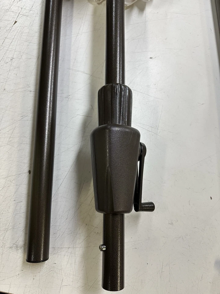 Paraguas redondo Pottery Barn 6 pies y marco bronce aluminio toldo natural Foto 4 de 4