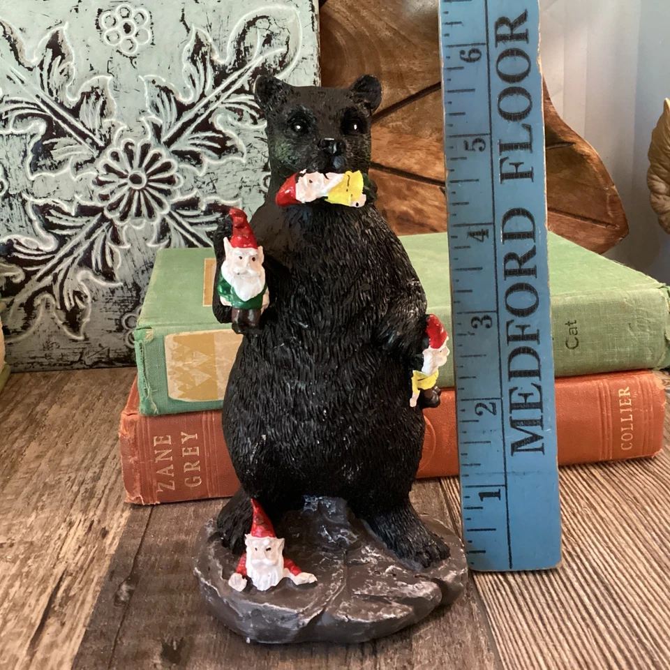 Bear Knome Massacre Cabin Lodge 5/1/2” de alto jardín Knome Knome Killer Foto 2 de 4