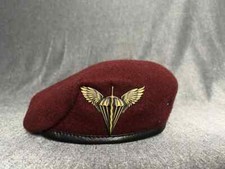 Boina del ejército militar de las fuerzas de asalto aéreo ucraniano con boina roja escarapela