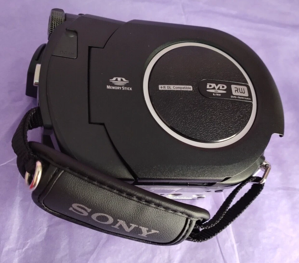 SONY Handycam DCR-DVD110E Camcorder DVD Disc. Video Camera Only No accessories. - Image 2 of 4