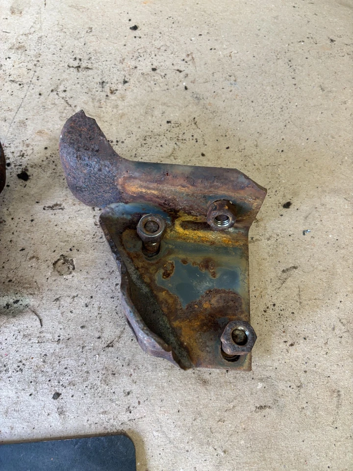 Chevrolet GMC C10 C20 C30 K10 K20 K30 K5 1981 1987 1991 SOPORTES DE PARACHOQUES DELANTERO OEM Foto 3 de 4