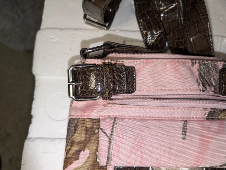 Bandolera oculta para mujer Mossy Oak rosa, negra y marrón camuflaje 10,5X10,5 en muy buen estado Foto 3 de 4