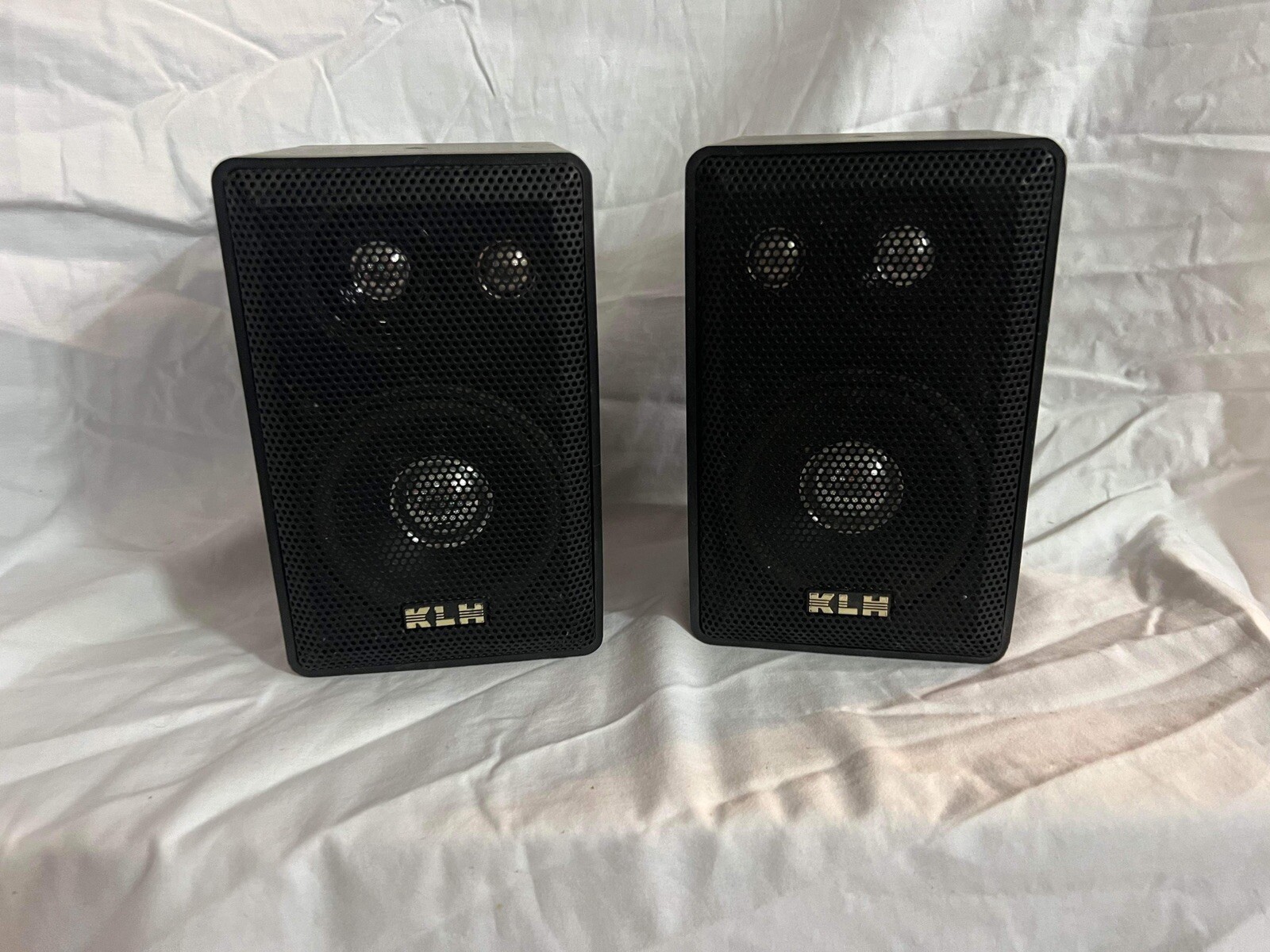 Vintage KLH Indoor/Outdoor Mount Bookshelf Speakers. Model 403 40W 6OHM