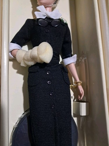 Mattel M4971 Barbie The Shop Girl Silkstone Fashion Model Collection NRFB - MINT - Picture 3 of 8