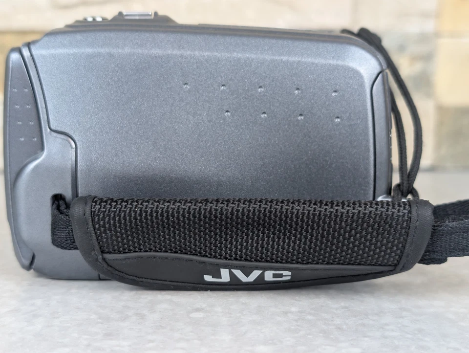 JVC GR-D30U Mini Digital Camcorder UNTESTED NO CHARGER - Image 4 of 4