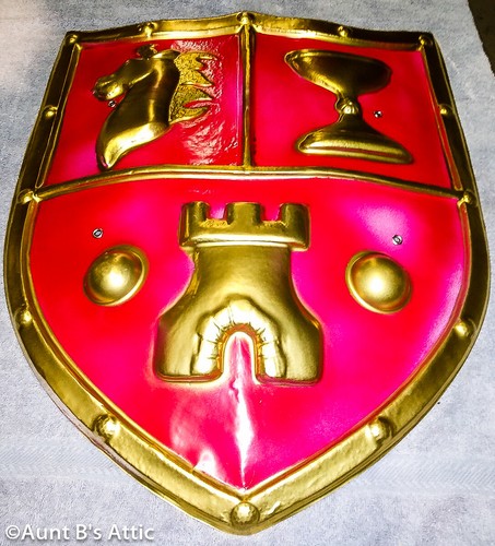 Escudo medieval 21"" x 18"" oro/rojo ligero peso plástico utilería - Imagen 2 de 3