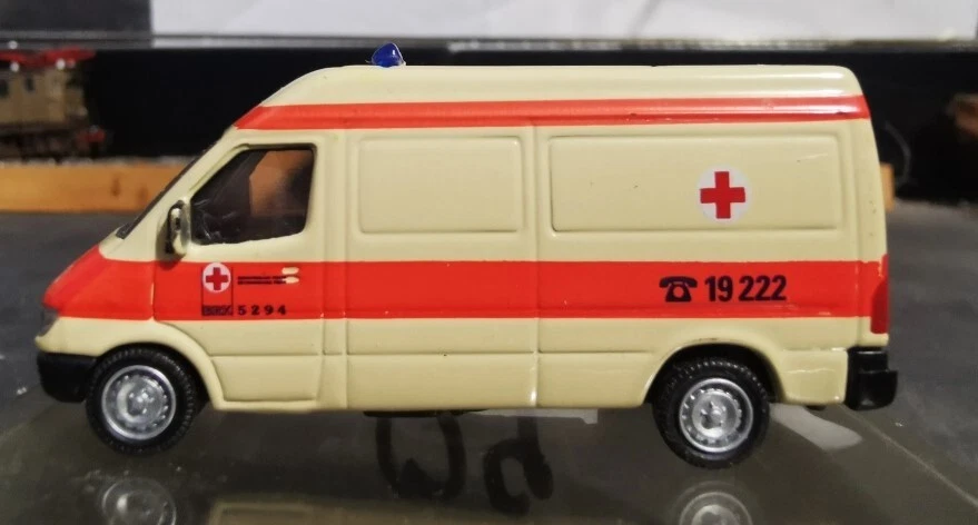 SCHUCO Mercedes Benz Sprinter Ambulanza "RETTUNGSDIENST 19 222" - scala H0 - Immagine 3 di 4