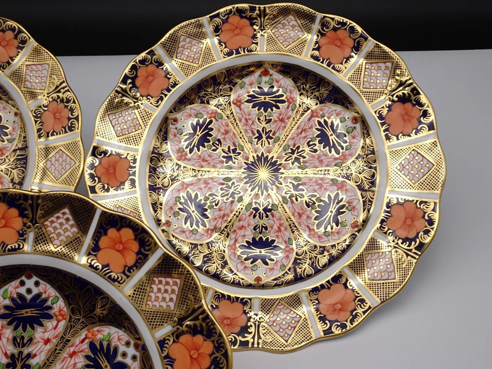 3 RARE ROYAL CROWN DERBY OLD IMARI 10" FLUTED SCALLOPED DINNER PLATES 1891-1940 - Image 4 of 4
