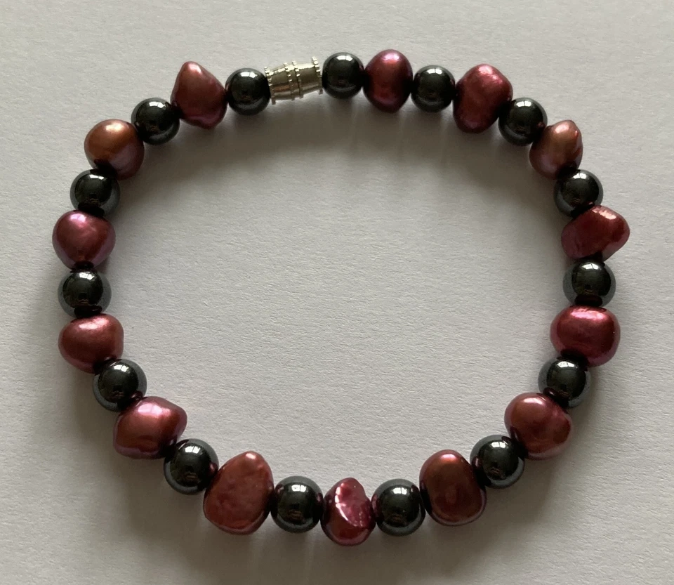 Perlenarmband ( Süßwasserperlen, Rotviolett ) mit Hämatit - Bild 1 von 1