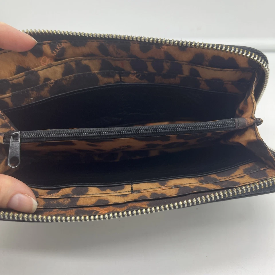 Cartera de cuero B Makowsky con cremallera alrededor negra plateada con defecto de leopardo de 8 pulgadas X 4,5 pulgadas Foto 3 de 4