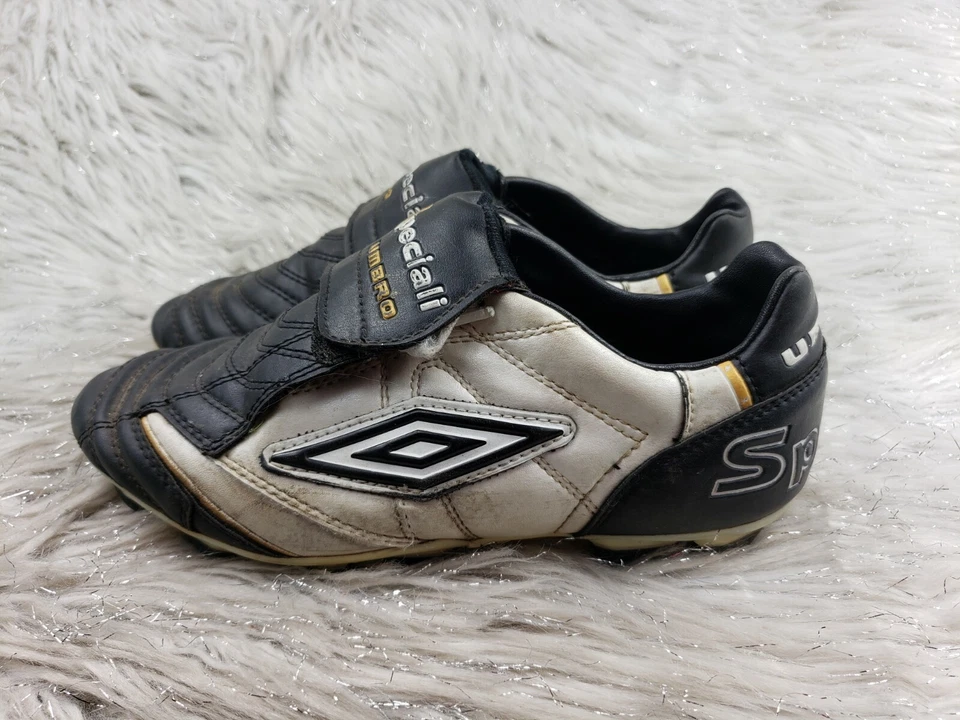 UMBRO SPECIAL Whote Black Soccer Cleats Junior Size 2.5 - Image 2 of 4