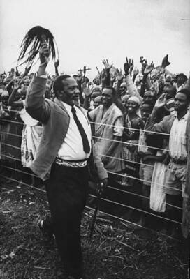 Kenya Nationalist leader Jomo Kenyatta returning to his home 1961 OLD PHOTO