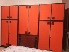 Armadio a 10 ante colore bordo noce con pannelli rivestiti arancio 