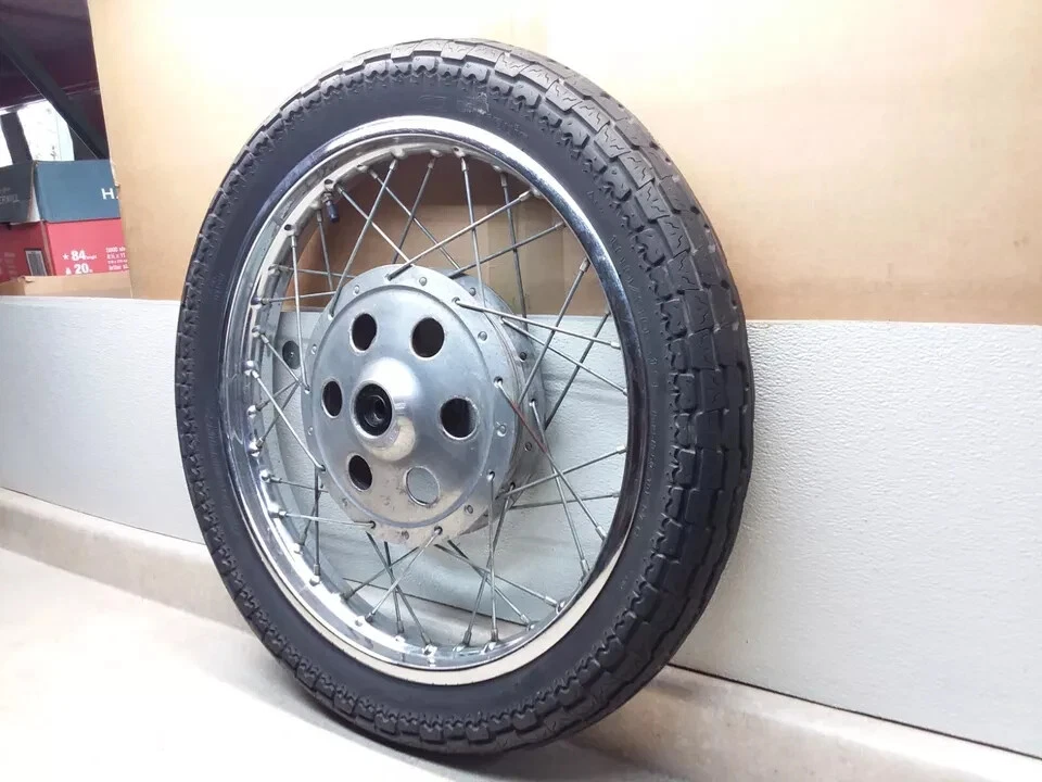 Conjunto de rueda delantera y neumático Yamaha XS1 650 1970 de colección PJ-14 Foto 3 de 4