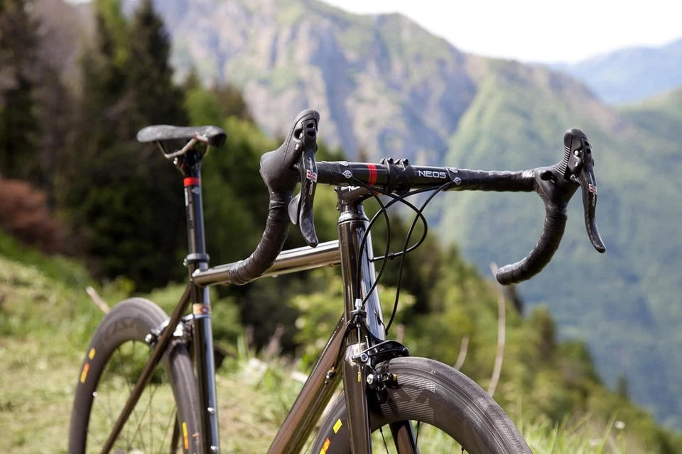 Manillar Cinelli Unisex Neos Drop, Negro/Rojo Foto 4 de 4