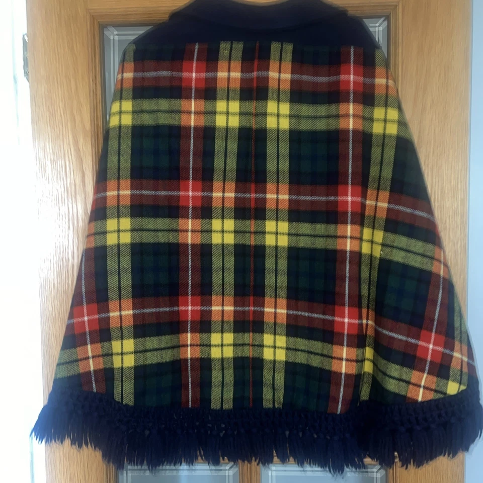 Vintage Irish Gaeltarra Donegal Handwoven Navy & Tartan Tweed Cape. Plaid Fringe - Image 2 of 4