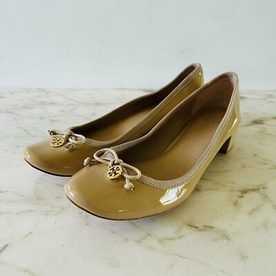 TORY BURCH Solid Tan Patent Leather Block Mid Heel Pumps Bow Accent - US 9.5