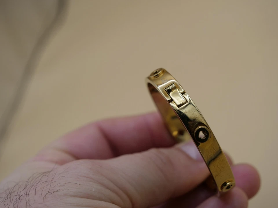 Brazalete Kate Spade Spot The Spade tono dorado con bisagras 8" Foto 4 de 4