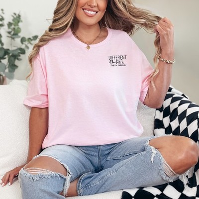 Different Doesnt Mean Wrong Damen T-Shirt Positive Vibes Freundlichkeit Geschenk