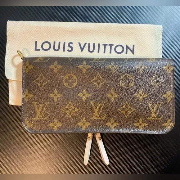 Authentic Louis Vuitton Insolite Wallet Fushia for Sale in Venice, FL