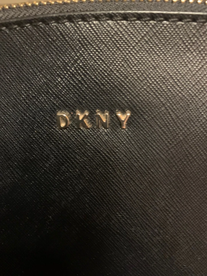 DKNY Black Satchel Handbag with Gold Accents in great condition Foto 3 de 4