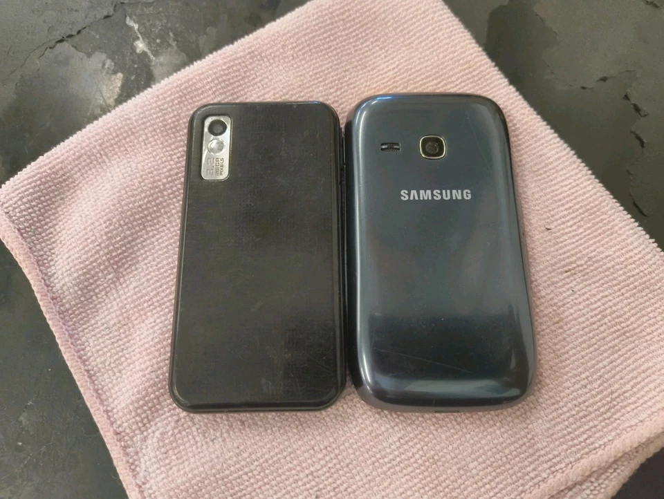 Samsung  Galaxy Young (GT-S6310N) - 4GB - Deep Blue und Star (GT-S5230), Foto 2 von 4
