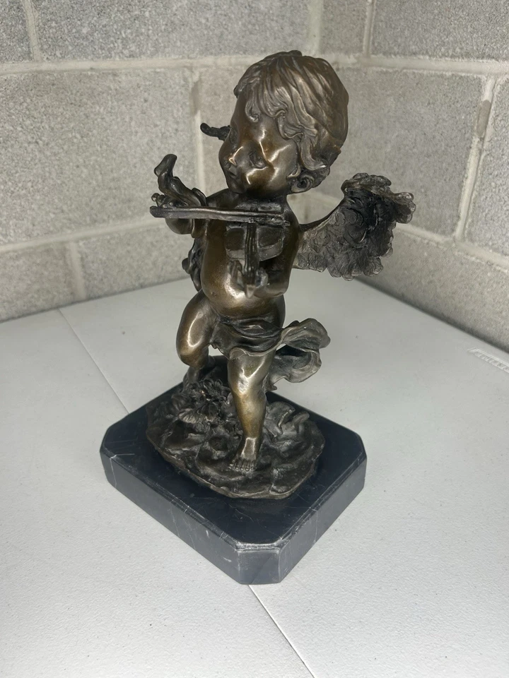 Violín de bronce vintage con base de mármol Foto 2 de 4