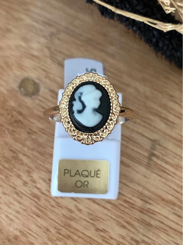 Bague portrait camée noir plaqué or, un héritage familial à porter contre soi